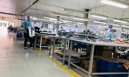 Công ty TNHH May mặc xuất khẩu VIT Garment cho biết số tiền nợ bảo hiểm hàng tháng công ty đều chia sẻ với người lao động, không giấu giếm, để người lao động hiểu và đồng hành cùng công ty trong giai đoạn khó khăn. Ảnh: Phóng viên Lao Động