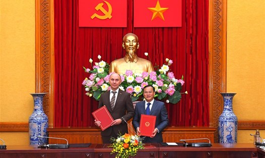 Thứ trưởng Nguyễn Văn Long cùng ngài Gennady Kazakevich ký và trao Kế hoạch hợp tác trong lĩnh vực phòng, chống tội phạm xuyên quốc gia năm 2024 - 2025 giữa Bộ Công an Việt Nam và Bộ Nội vụ Cộng hòa Belarus. Ảnh: Bộ Công an