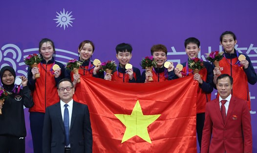 Tuyển cầu mây nữ Việt Nam trên bục nhận Huy chương Vàng. Ảnh: Bùi Lượng