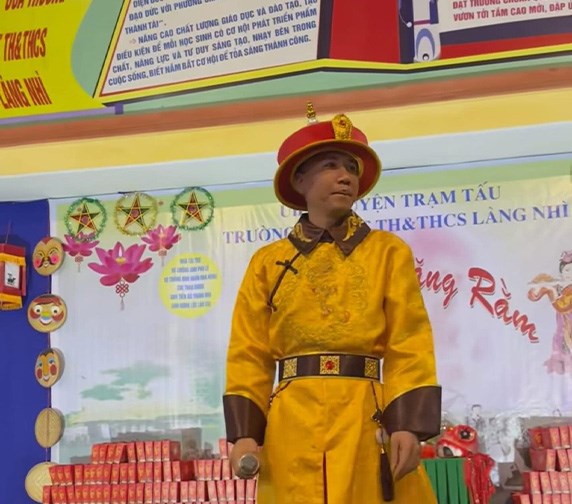 Phú Lê mặc trang phục phản cảm khi biểu diễn, trao quà Trung thu cho học sinh. Ảnh: MXH