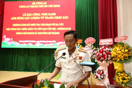 Trung tá Nguyễn Chí Thành chia sẻ tại buổi lễ. Ảnh: Chí Thành