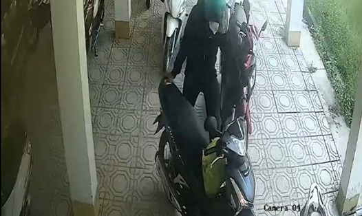 Đối tượng trộm cắp xe máy tại Trung tâm Y tế huyện Cát Tiên bị camera ghi lại hình ảnh. Ảnh: Trung tâm Y tế huyện Cát Tiên