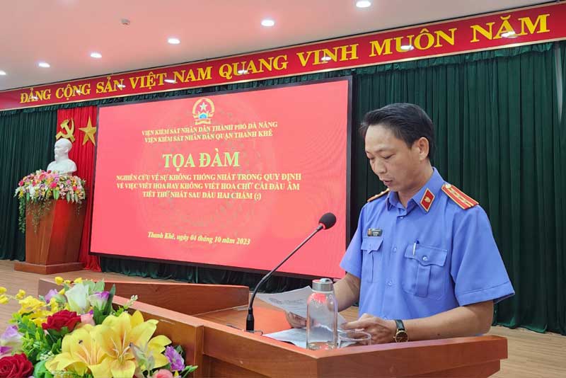 Ông Lê Đường, Viện trưởng VKSND quận Liên Chiểu trình bày ý kiến tại tọa đàm. Ảnh: M. Trường