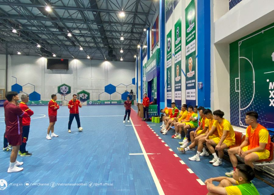 Đội tuyển futsal Việt Nam tập luyện tại nhà thi đấu của Liên đoàn bóng đá Mông Cổ. Ảnh: VFF
