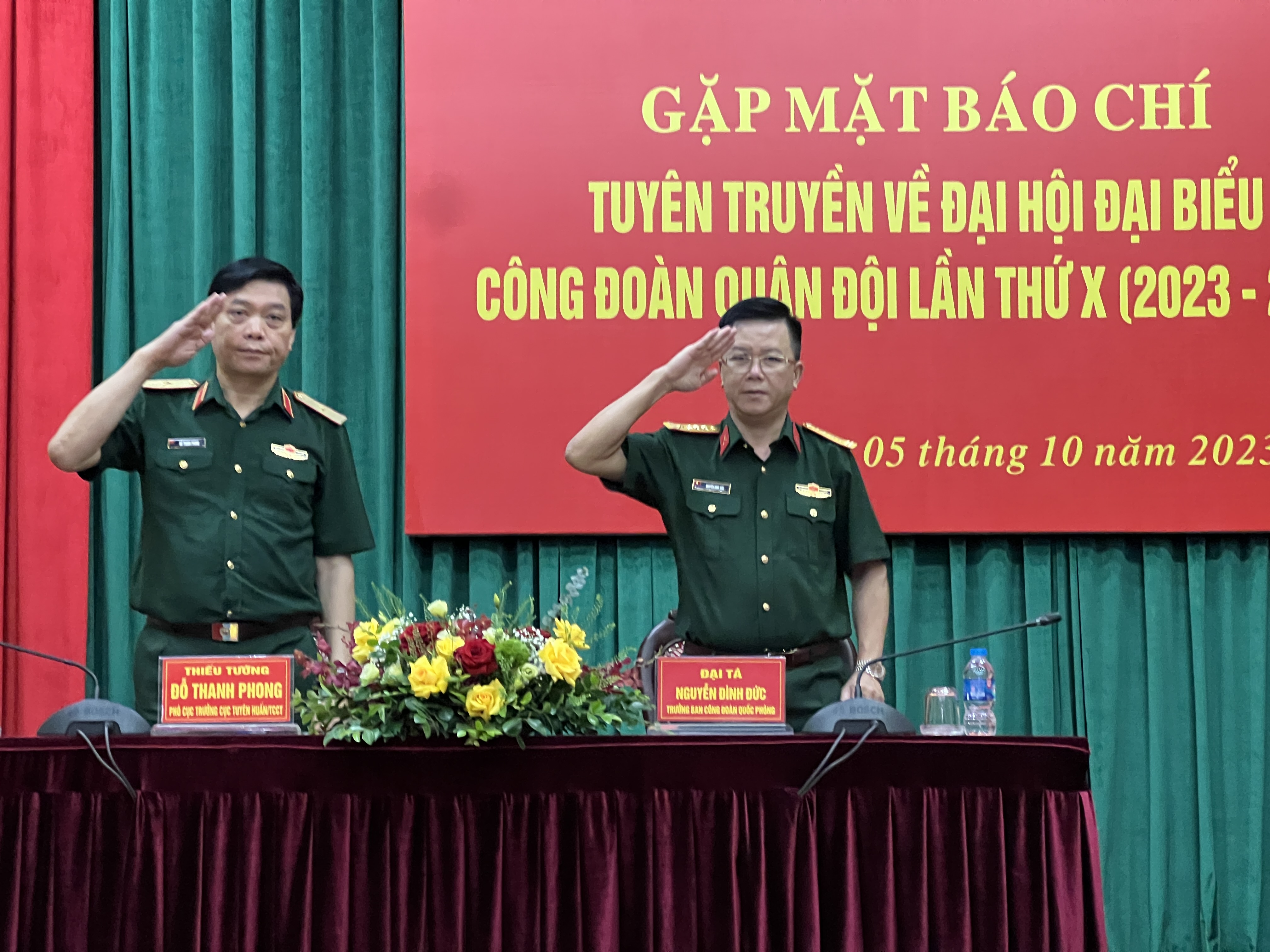 Thiếu tướng Đỗ Thanh Phong – Phó Cục trưởng Cục Tuyên huấn và đại tá Nguyễn Đình Đức – Uỷ viên Đoàn Chủ tịch Tổng Liên đoàn Lao động Việt Nam, Trưởng ban Công đoàn Quốc phòng chủ trì buổi gặp mặt báo chí tuyên truyền về Đại hội Đại biểu Công đoàn Quân lần thứ X (2023-2028). Ảnh: Kiều Vũ