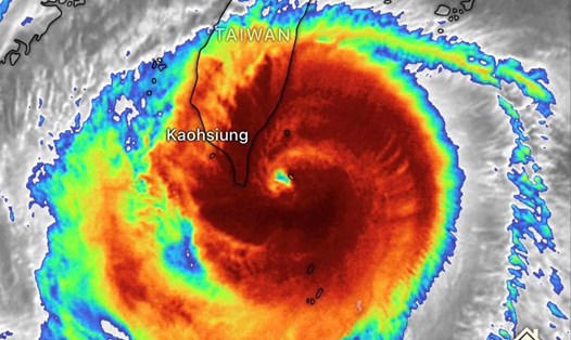 Đĩa mây hoàn lưu đối xứng và đậm đặc của bão Koinu lúc 21h50 ngày 4.10.2023 khi tiến sát Đài Loan (Trung Quốc). Ảnh: CWA