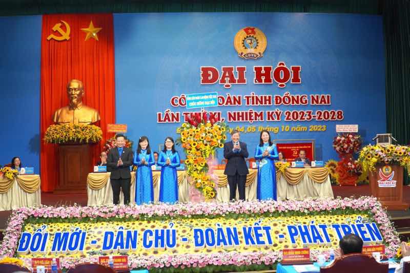 Phó chủ tịch Tổng LĐLĐVN Trần Thanh Hải tặng hoa chúc mừng Đại hội. Ảnh: Hà Anh Chiến