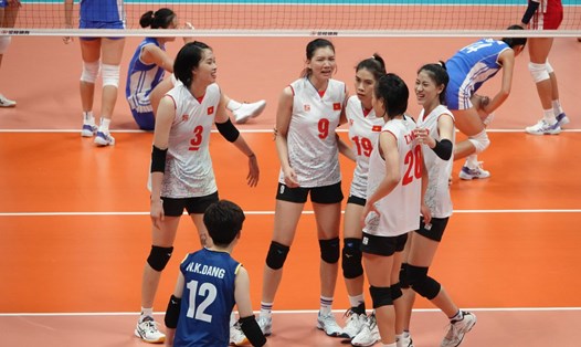 Đội tuyển bóng chuyền nữ Việt Nam gặp Trung Quốc trong trận đấu phân định ngôi nhất bảng. Ảnh: VFV