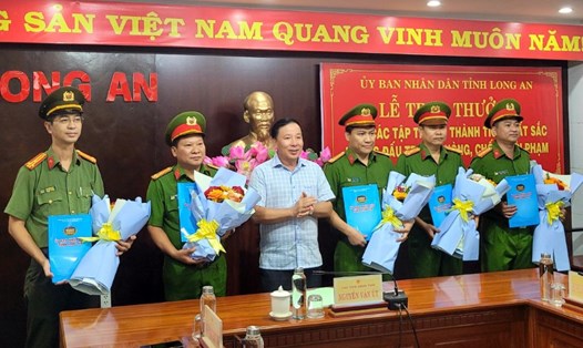 Chủ tịch UBND tỉnh Long An Nguyễn Văn Út trao khen thưởng cho đại diện các tập thể tham gia phá án vụ bắt cóc bé gái 3 tuổi. Ảnh: An Long