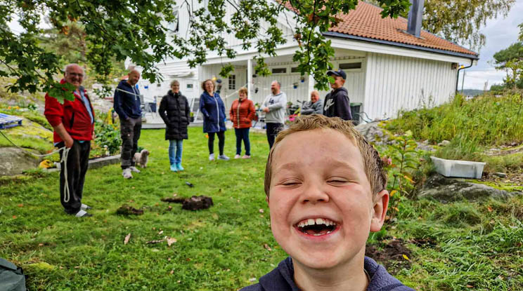 Gia đình ông Aasvik (Na Uy) đã vô tình phát hiện cổ vật bằng đồng 1.200 năm tuổi trong vườn nhà. Ảnh: Vibeke Lia/Kulturarv, Vestfold 