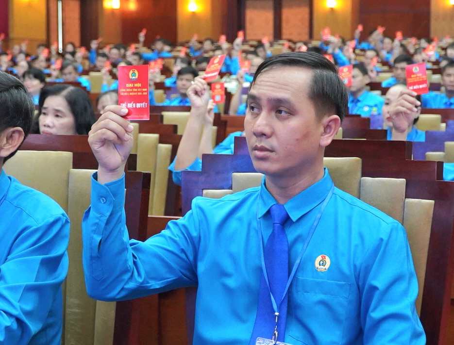 Đại biểu biểu quyết tại Đại hội Công đoàn tỉnh Tây Ninh lần thứ X, nhiệm kỳ 2023-2028. Ảnh: Chân Phúc