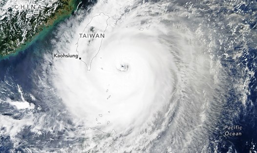 Ảnh vệ tinh bão Koinu gần Đài Loan (Trung Quốc) ngày 4.10.2023. Ảnh: Earth Observatory