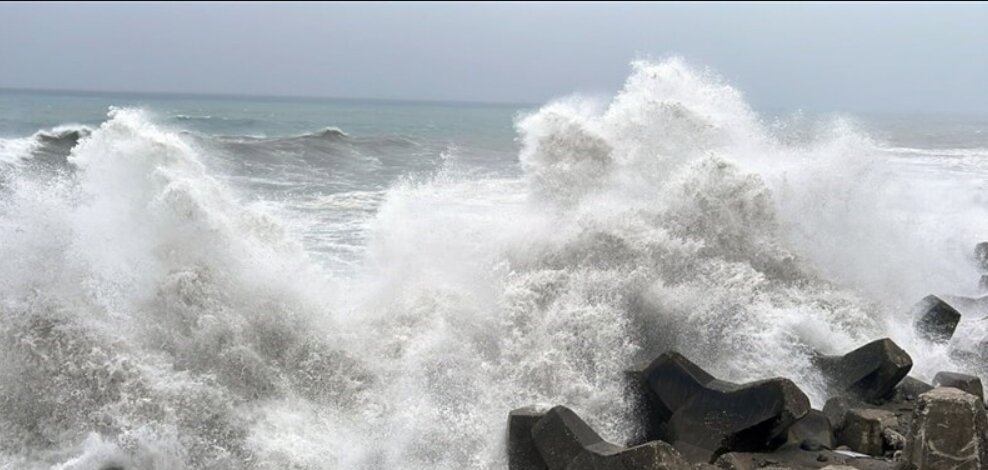 Sóng lớn ở Đài Đông, Đài Loan (Trung Quốc) ngày 4.10.2023 khi bão Koinu chuẩn bị đổ bộ. Ảnh chụp màn hình