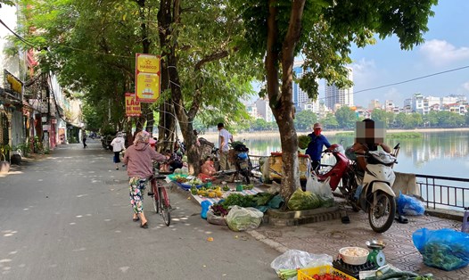 Vỉa hè tại phường Ô Chợ Dừa trở thành chợ cóc, chợ tạm. Ảnh: Vĩnh Hoàng