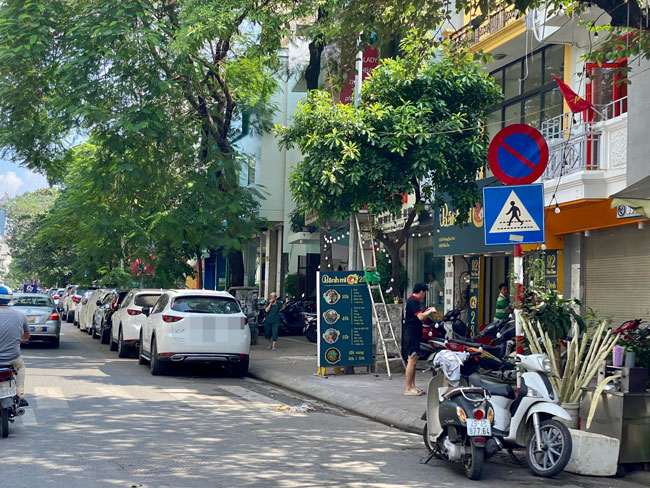 Biển cấm đỗ xe gần như vô hiệu lực trên phố Hào Nam. Ảnh: Vĩnh Hoàng