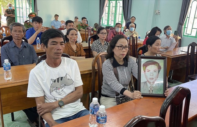 Người thân cùng di ảnh ông Võ Tê tại buổi công khai xin lỗi ngày 17.6.2022. Ảnh: Duy Tuấn