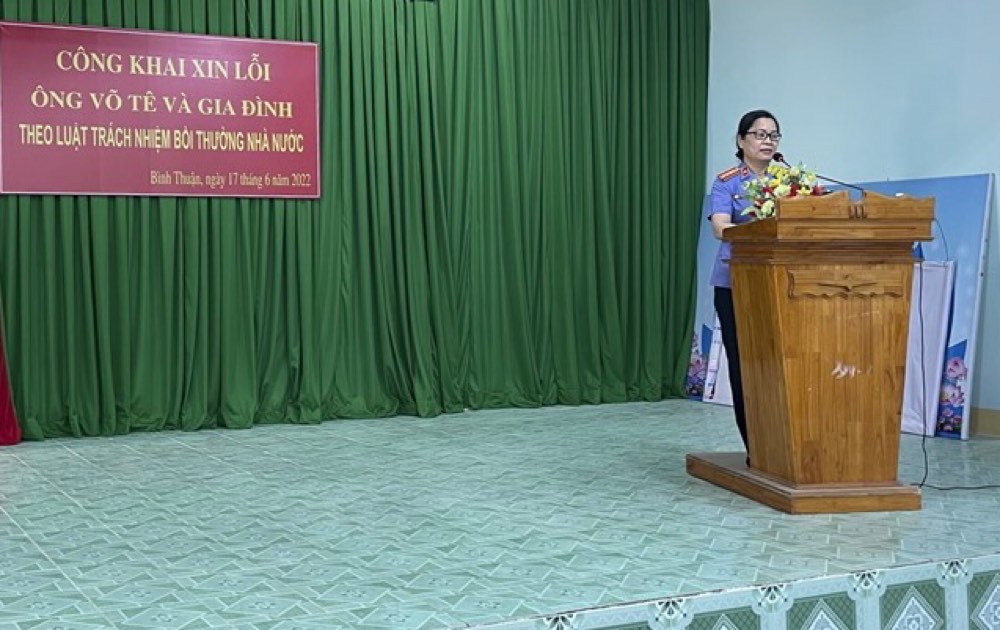 Bà Nguyễn Thị Hương Lan - Phó viện trưởng VKSND tỉnh Bình Thuận phát biểu xin lỗi gia đình ông Võ Tê ngày 17.6.2022. Ảnh: Duy Tuấn