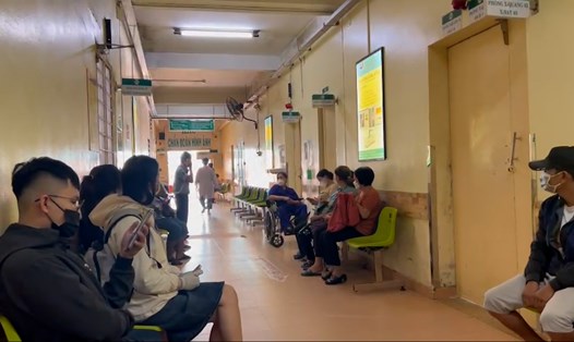 Bệnh nhân Bệnh viện Ung bướu TPHCM trước đó phải chuyển qua Bệnh viện Đa khoa khu vực Thủ Đức chụp MRI. Ảnh: Nguyễn Ly 