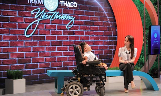 Chàng trai xương thủy tinh Thân Ngọc Mạnh tham gia chương trình "Trạm yêu thương". Ảnh: VTV