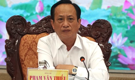 Chủ tịch UBND tỉnh Bạc Liêu Phạm Văn Thiều đối thoại với doanh nghiệp. Ảnh: Nhật Hồ