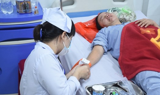Hai nữ lao công đang được điều trị tại Bệnh viện đa khoa Phúc Hưng, TP Quảng Ngãi. Ảnh: Ngọc Viên