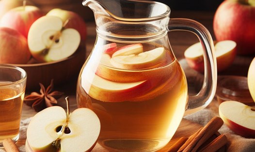 Bắt đầu ngày mới với một ly nước ép táo có thể mang lại vô số lợi ích giúp tăng cường sức khỏe tổng thể của bạn. Ảnh minh hoạ: AI