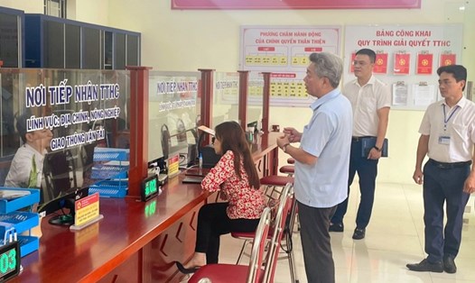 Phó Giám đốc Sở Thông tin và Truyền thông Nguyễn Tiến Sỹ cùng Đoàn kiểm tra tại bộ phận Một cửa huyện Phú Xuyên
