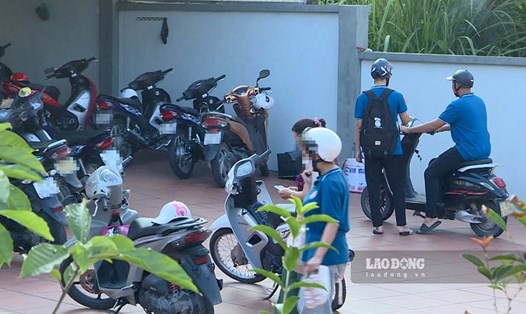 Một điểm trông giữ xe tự phát tại khu vực cổng Trường TH,THCS,THPT Nguyễn Bỉnh Khiêm (phường Hà Khẩu, TP Hạ Long). Ảnh: Đoàn Hưng