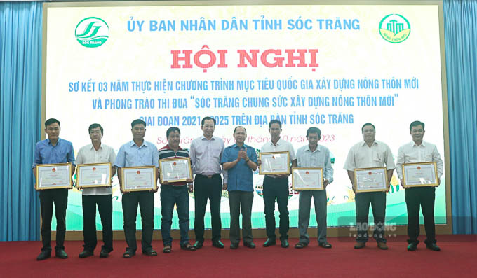 Nhiều cá nhân, tập thể có thành tích trong quá trình xây dựng NTM ở Sóc Trăng. Ảnh: Phương Anh