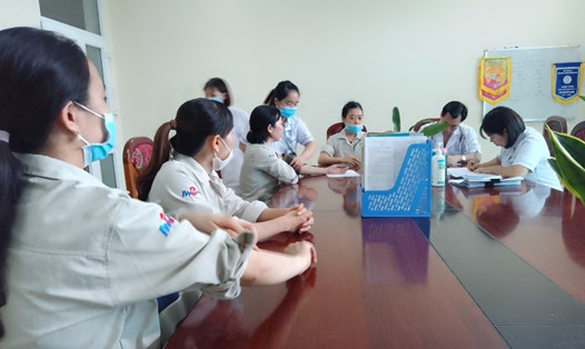 Nữ đoàn viên, người lao động huyện Mê Linh được khám sức khẻo sinh sản, tầm soát ung thư miễn phí do Liên đoàn Lao động huyện phối hợp với Bệnh viện Đa khoa Mê Linh tổ chức. Ảnh: CĐCS