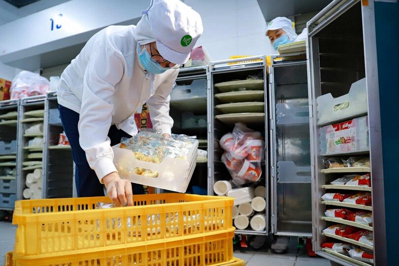 Công ty suất ăn thu gom, xử lý, phân loại để đảm bảo chất lượng của các suất ăn quyên góp. Ảnh: Vietnam Airlines