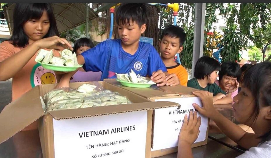 Gần đây, những suất ăn của Vietnam Airlines được VietHarvest trao tặng tới Trung tâm Công tác Xã hội Giáo dục Dạy nghề Thiếu niên TP.HCM. Ảnh: Vietnam Airlines