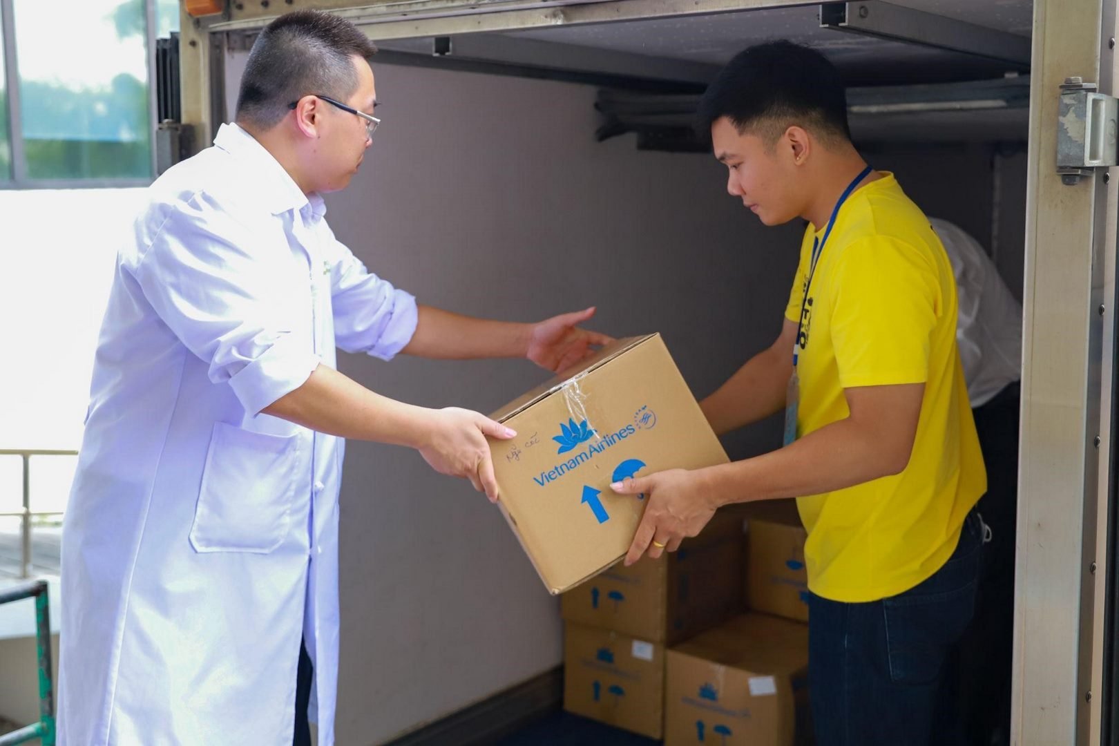 Vietnam Airlines bàn giao cho VietHarvest thực phẩm khô như gói hạt rang, bánh đóng gói các loại, hộp ngũ cốc để chuyển tới các tổ chức, cá nhân có hoàn cảnh khó khăn. Ảnh: Vietnam Airlines