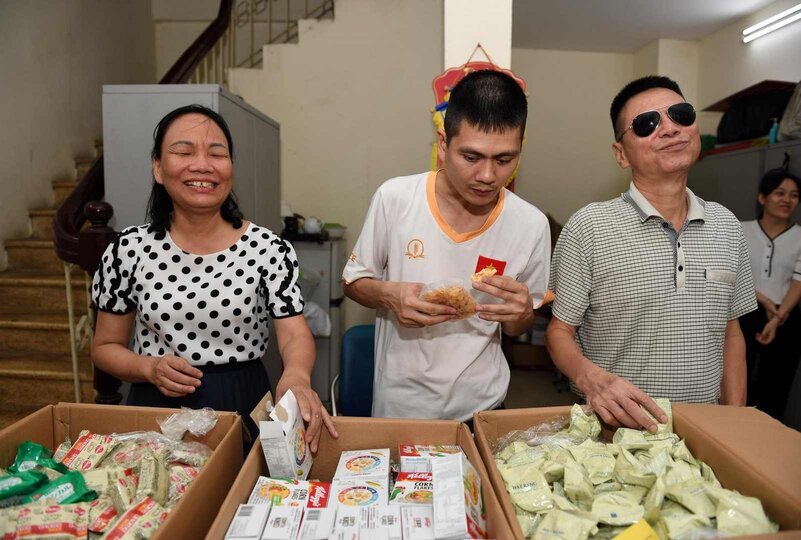 Tại Hà Nội, các suất ăn được quyên góp tới GLC Training Center - Tổ chức chuyên giúp đỡ người khó khăn, người vô gia cư, dạy học cho các trẻ em khó khăn. Ảnh: Vietnam Airlines