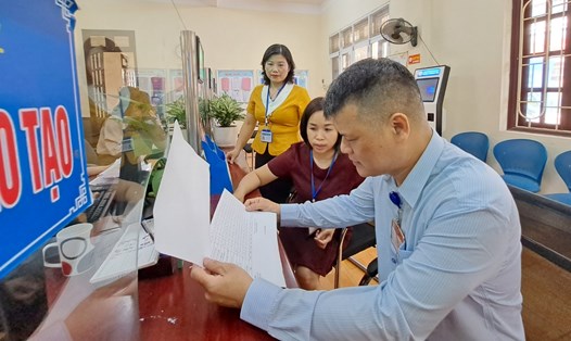 Thành viên Đoàn kiểm tra công vụ Thành phố Hà Nội kiểm tra hồ sơ tại bộ phận "một cửa" của UBND huyện Thường Tín hồi tháng 3.2023. Ảnh: Hiền Thu
