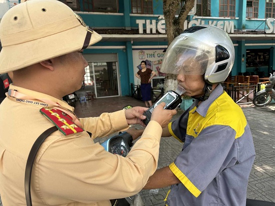 Lực lượng CSGT kiểm tra nồng độ cồn trên đường Cách Mạng Tháng 8, TP. Thái Nguyên. Ảnh: Hoài Anh