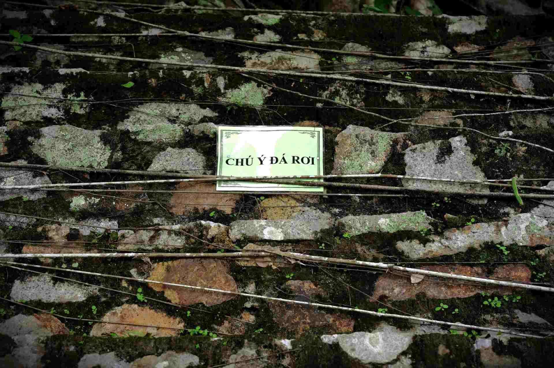  Nhiều biển hiệu cảnh báo nguy hiểm đá lở lắp đặt nhiều nơi trong khuôn viên Điện. 