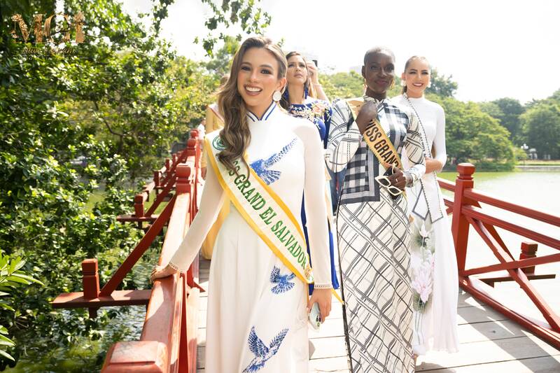 Dàn mỹ nhân Miss Grand International đắm chìm với vẻ đẹp của hồ Hoàn Kiếm khi đứng trên “cầu của thần mặt trời”. Ảnh: BTC.