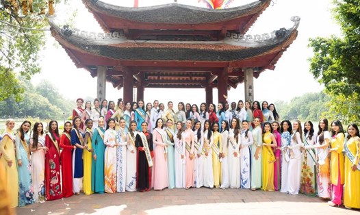 Thí sinh Miss Grand International tham quan Hà Nội. Ảnh: BTC.