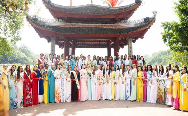 Thí sinh Miss Grand International tham quan Hà Nội. Ảnh: BTC.