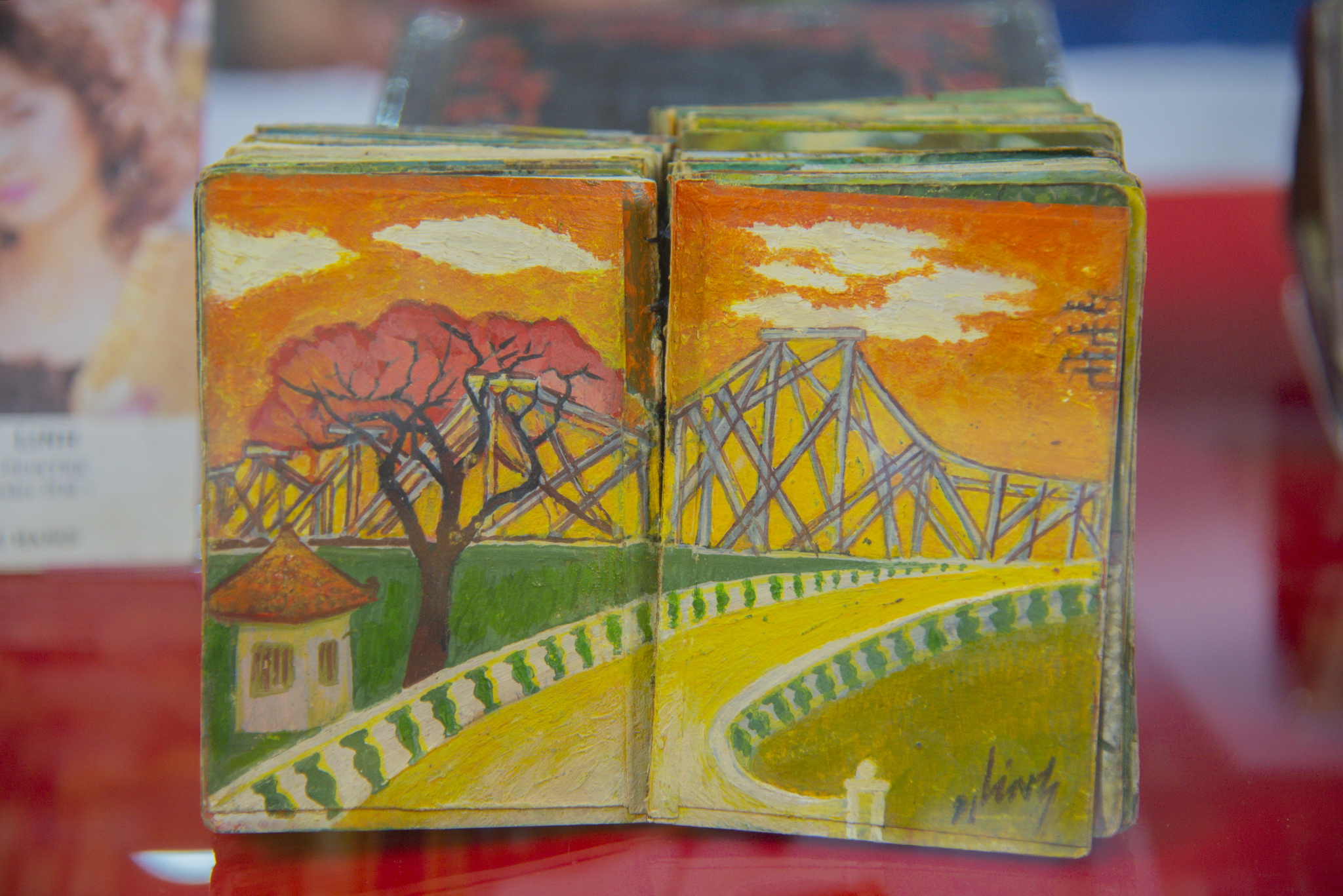 Cuốn tuyển tập gần 140 bức tranh tiểu họa về phong cảnh, phố xá Hà Nội được nghệ sĩ Ngọc Linh vẽ vào năm 1991