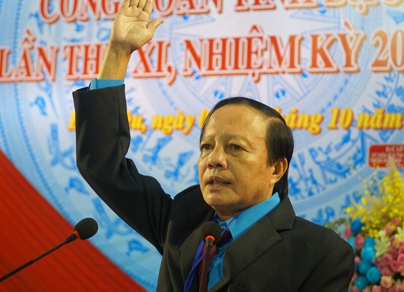 Chủ tịch LĐLĐ tỉnh Bạc Liêu Nguyễn Văn Khanh biểu quyết thông qua đề án nhân sự trình Đại hội. Ảnh: Nhật Hồ