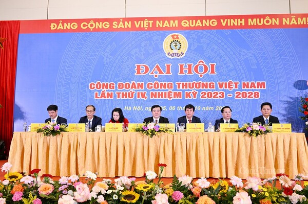 Đoàn Chủ tịch điều hành phiên làm việc đầu tiên của Đại hội IV Công đoàn Công Thương Việt Nam. Ảnh: Cấn Dũng