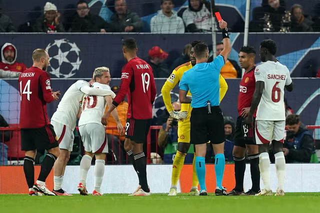 Trận thua trước Galatasaray của Man United là không thể chấp nhận.  Ảnh: AFP 