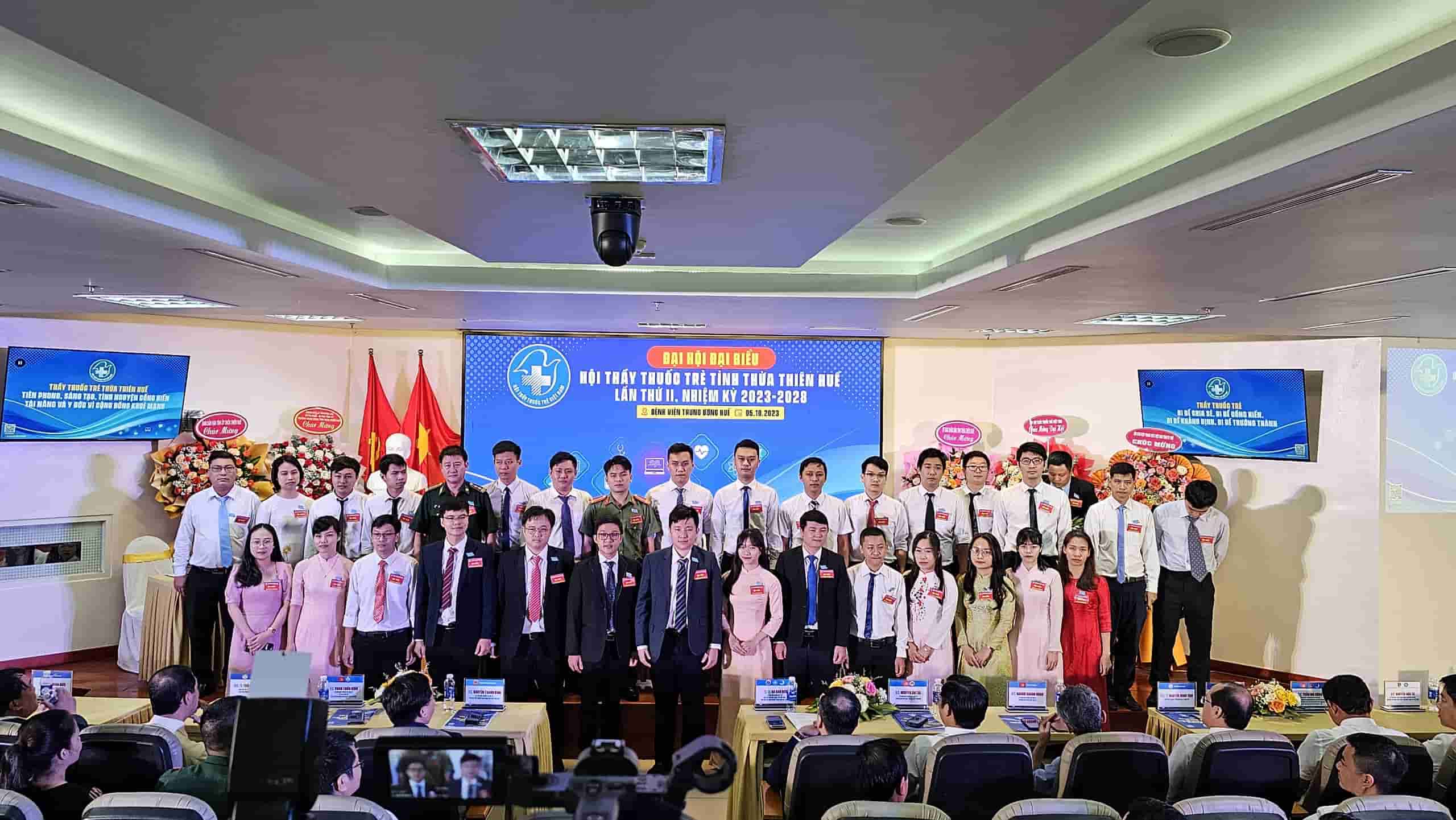Ra mắt Ban Chấp hành Hội Thầy thuốc trẻ tỉnh Thừa Thiên Huế khóa II. Ảnh: Nguyễn Luân.