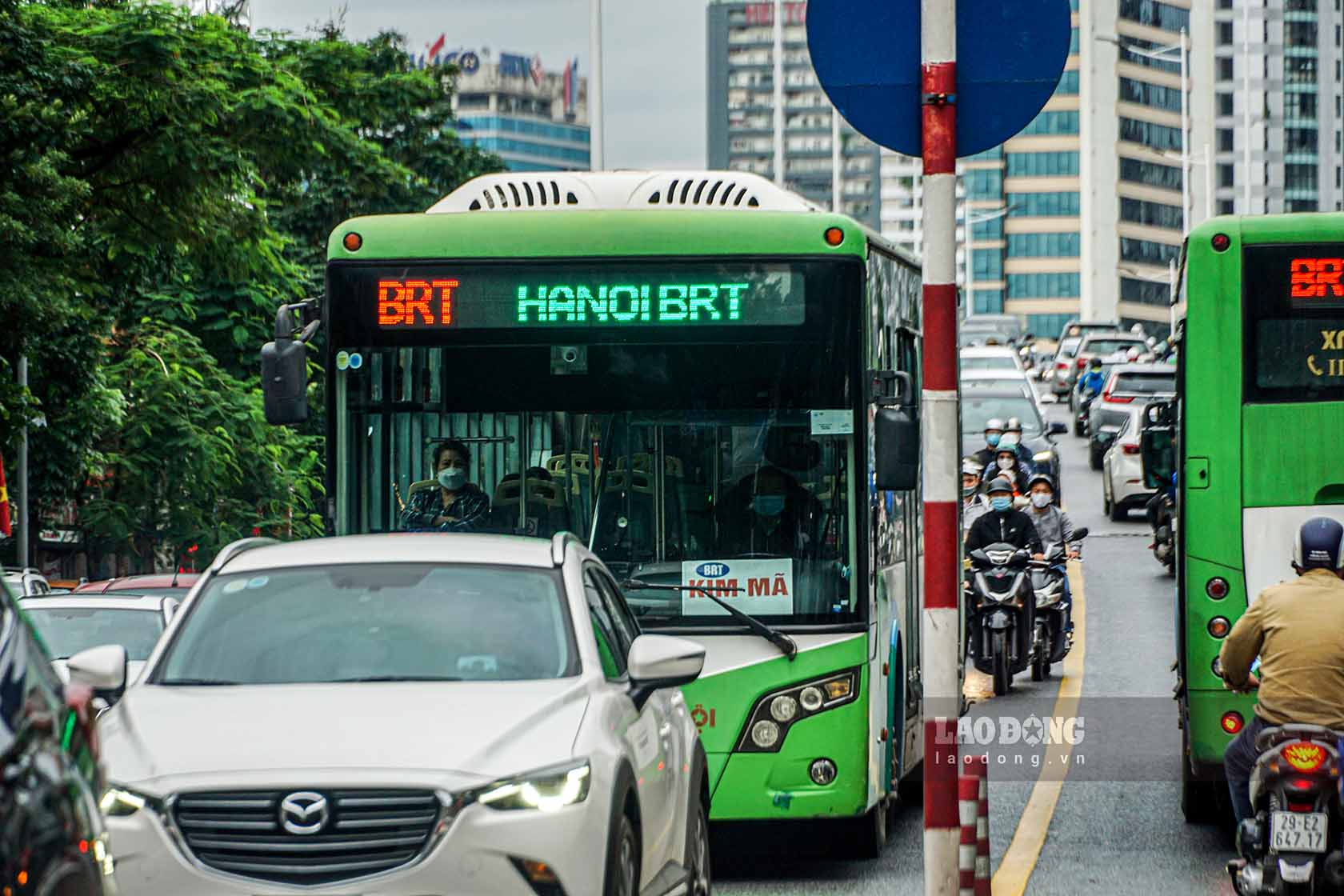 Theo Kế hoạch, giai đoạn từ năm 2022-2025, Ủy ban Nhân dân thành phố Hà Nội đặt mục tiêu phấn đấu tới năm 2025 vận tải hành khách công cộng đáp ứng 30-35% nhu cầu đi lại của người dân.Mục tiêu là vậy, tuy nhiên trên thực tế nhiều năm nay, việc tăng trưởng tỉ lệ đáp ứng nhu cầu đi lại của hành khách bằng vận tải hành khách công cộng, đặc biệt là xe buýt vẫn chỉ xấp xỉ 15 - 16%. Điều này ảnh hưởng không nhỏ đến kế hoạch hạn chế phương tiện cá nhân của thành phố.