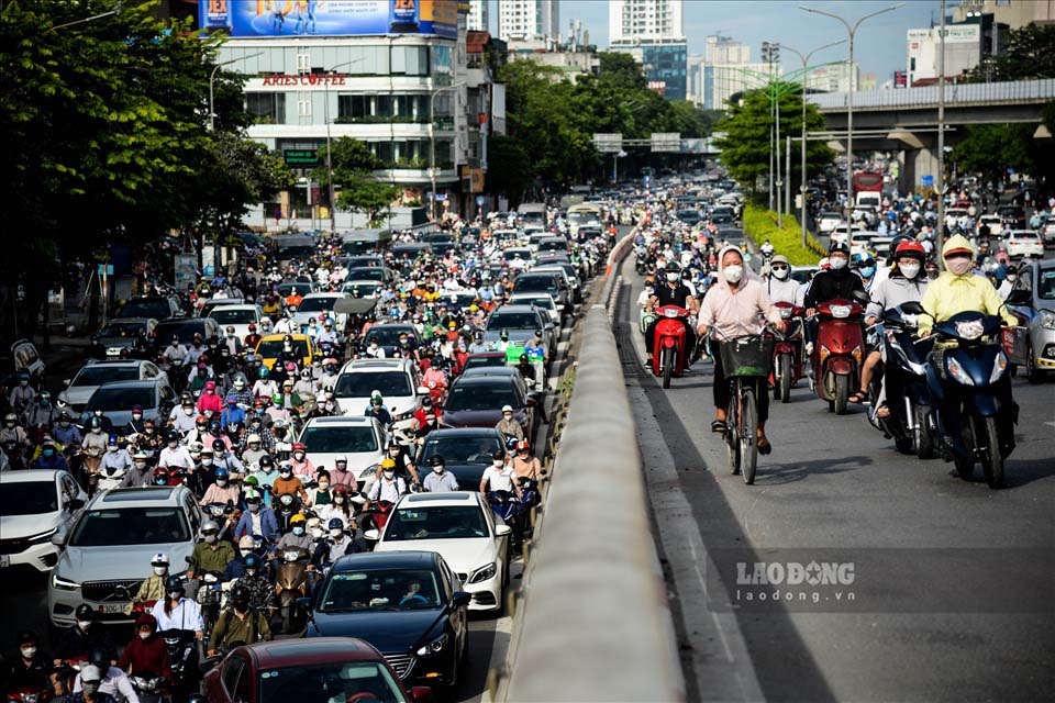 Về mật độ dân số tại các quận trung tâm, theo Niên giám thống kê 2021 của Hà Nội, quận Đống Đa là quận có mật độ dân số cao nhất với 37.869 người/km2. Đứng thứ hai là quận Thanh Xuân với 31.973 người/km2. Các quận Hai Bà Trưng, Hoàn Kiếm, Ba Đình cũng có mật độ dân số khá cao, lần lượt là 29.074 người/km2, 26.093 người/km2 và 24.462 người/km2. Mật độ dân số đông đã gây áp lực lên hệ thống hạ tầng đô thị, y tế, giáo dục, môi trường, nhà ở. Ảnh chụp cảnh ùn tắc giao thông tại tuyến Nguyễn Trãi - Tây Sơn.