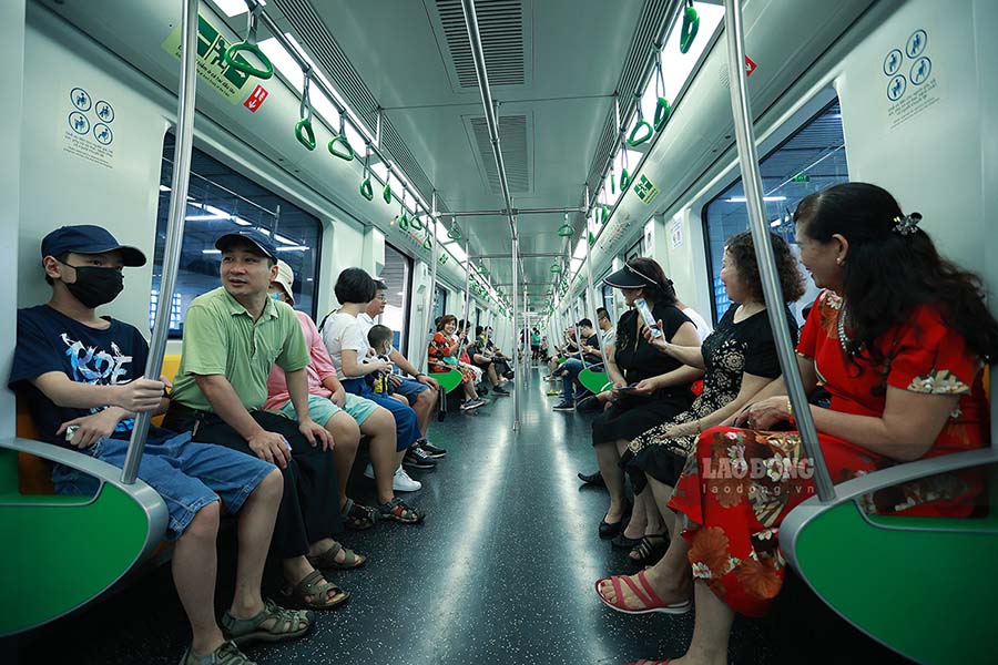 Do dân số cơ học tăng nhanh ở trung tâm Hà Nội, thời gian qua, thành phố cũng đầu tư mạnh cho lĩnh vực vận tải hành khách công cộng, đáp ứng ngày càng tốt hơn nhu cầu đi lại của người dân. Tuyến đường sắt Cát Linh - Hà Đông là tuyến đường sắt đô thị đầu tiên ở Thủ đô, vận hành chính thức từ cuối năm 2021, tới nay đã trở thành phương tiện công cộng được nhiều người dân lựa chọn.