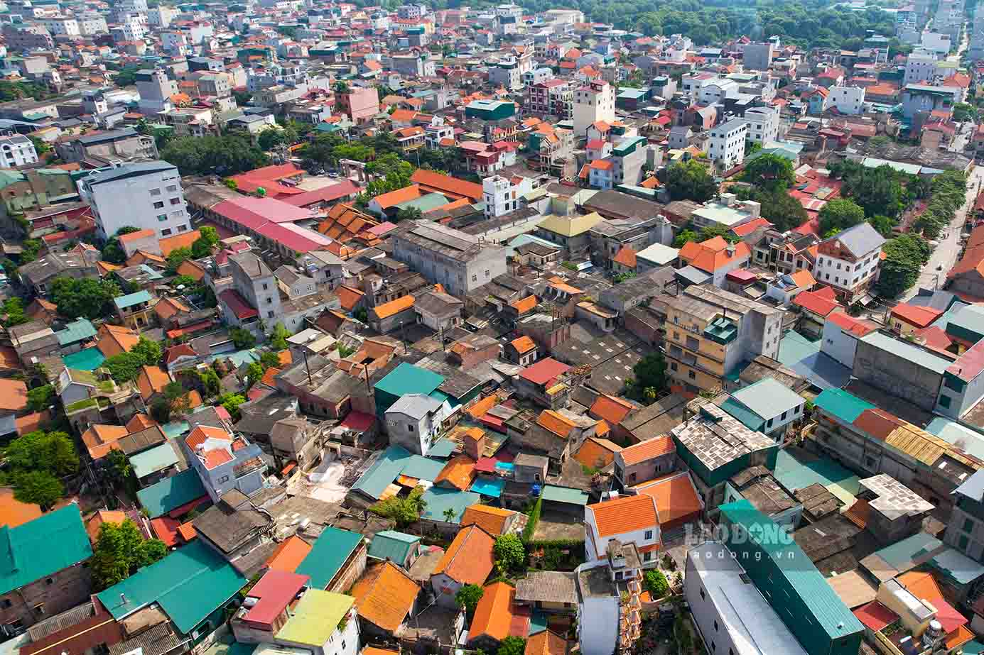 Tuy nhiên, sau khi sáp nhập, Hà Nội trở thành Thủ đô lớn thứ 17 trên thế giới khi nâng diện tích thành phố lên 3,6 lần so với trước đó. Về mật độ dân số, Hà Nội là địa phương đông dân thứ hai của cả nước và có mật độ dân số cao thứ hai trong 63 tỉnh, thành phố trực thuộc Trung ương. Với mật độ dân số là 2.398 người/km2, cao gấp 8,2 lần so với mật độ dân số cả nước. Con số này là cao hơn rất nhiều so với thời điểm trước khi Hà Nội mở rộng địa giới hành chính.