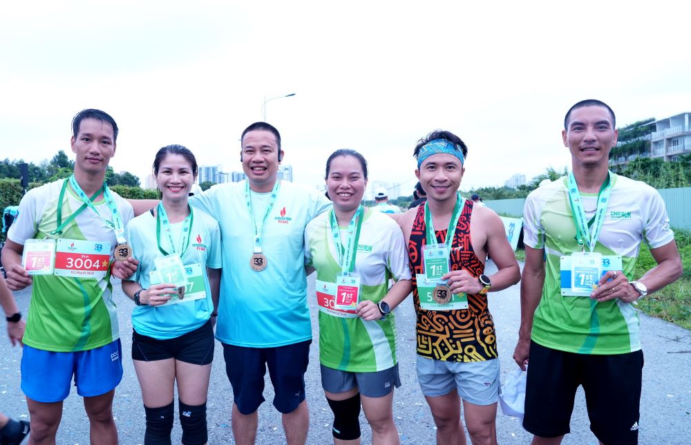 Đội tuyển CNG Việt xuất sắc có 5 nhà vô địch ở các cự ly chạy và lứa tuổi khác nhau. Ảnh: Hồ Cầm
